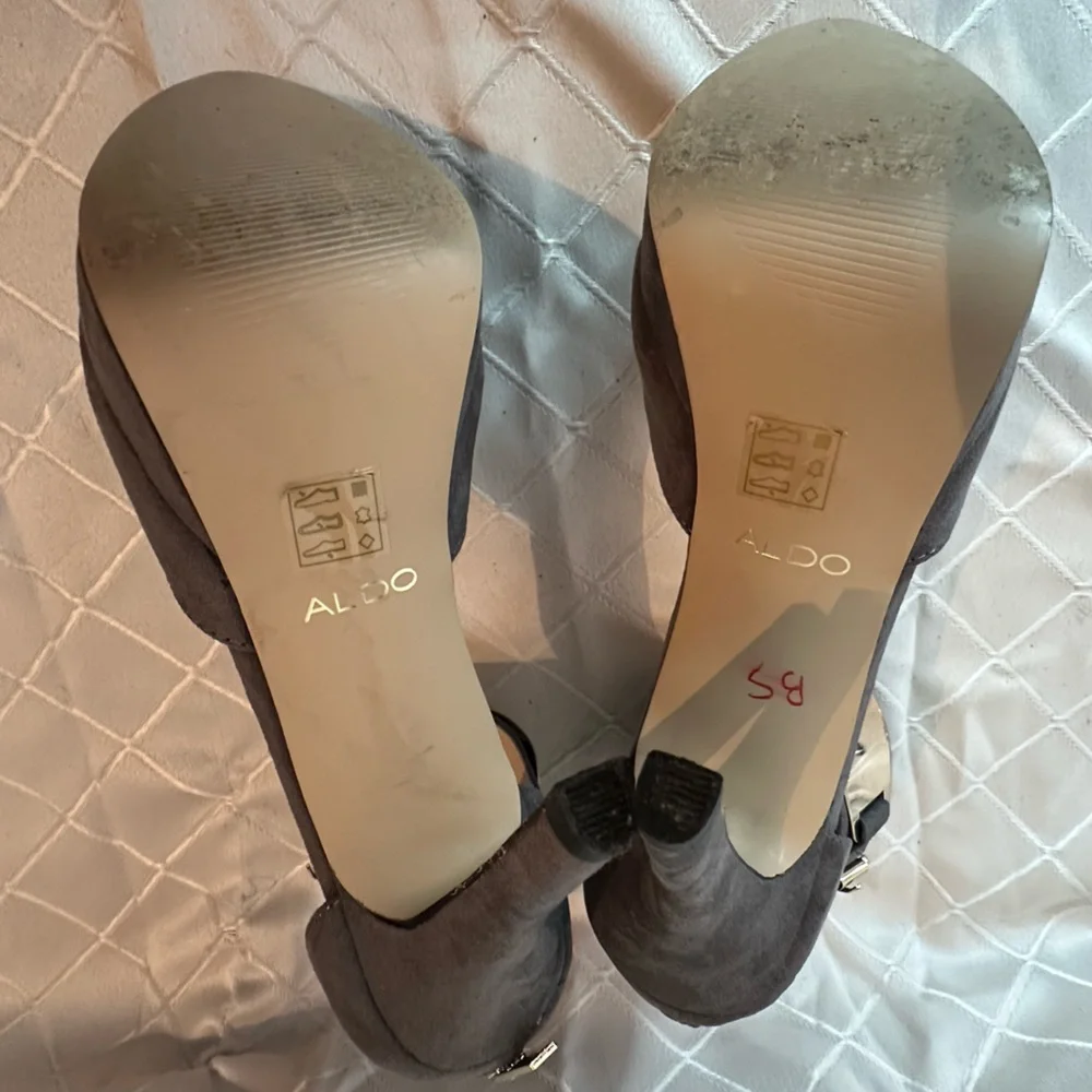 Beautiful Aldo Grey Suede Platform Heels with Gold Metal Accents, Size 9 - Picture 9 of 15